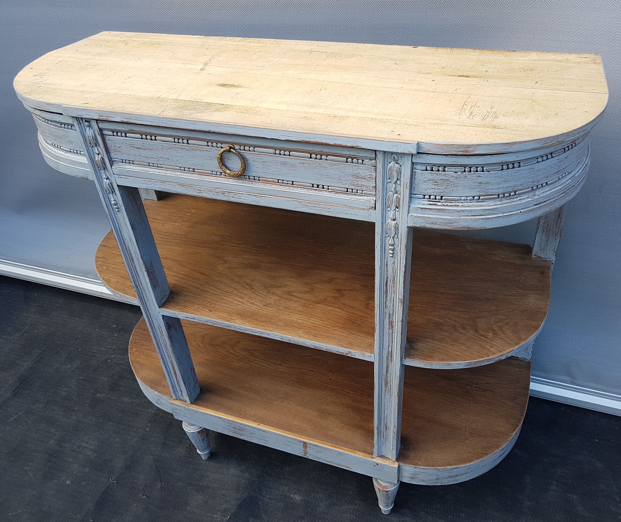 3-plate Gustavian-style curved console