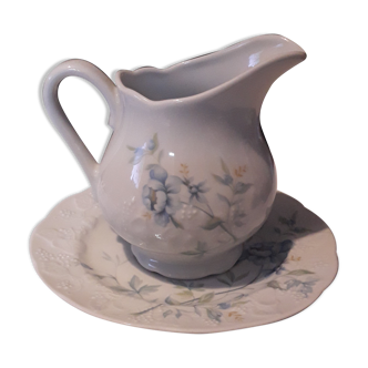 Milk/cream pot and its saucer in fine porcelain CNP France