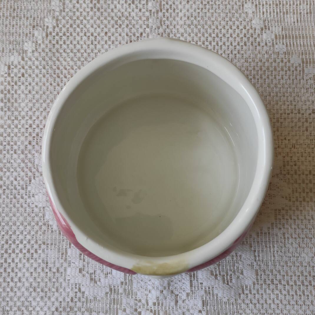 Pot slip woman with bouquet