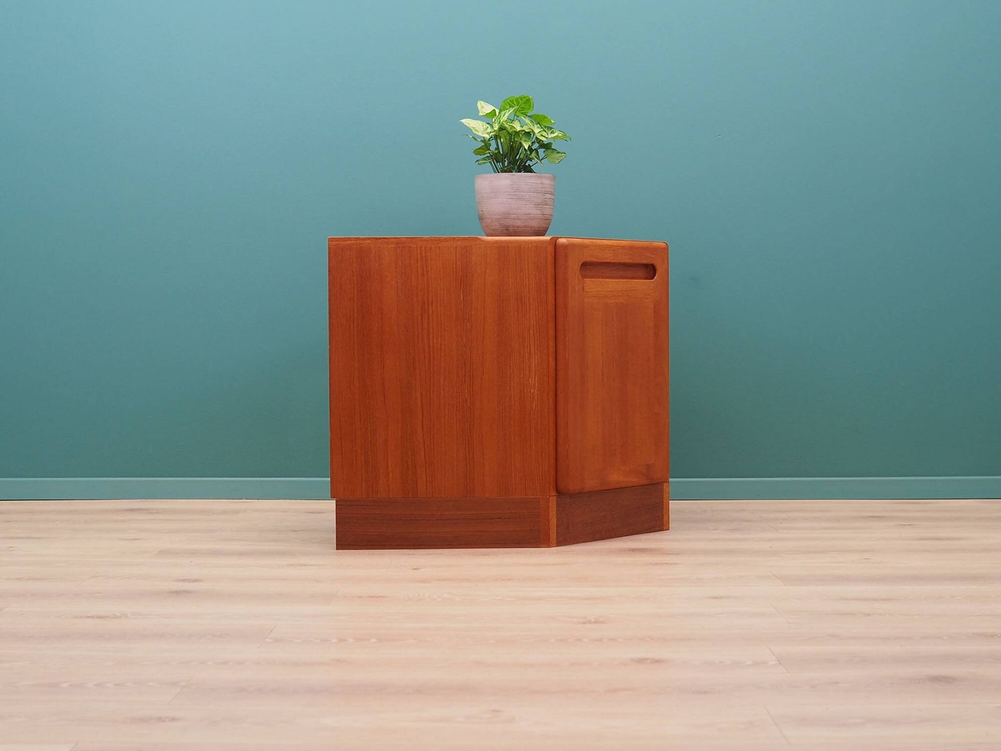 Cabinet en teck, design danois, années 1970, production : Danemark