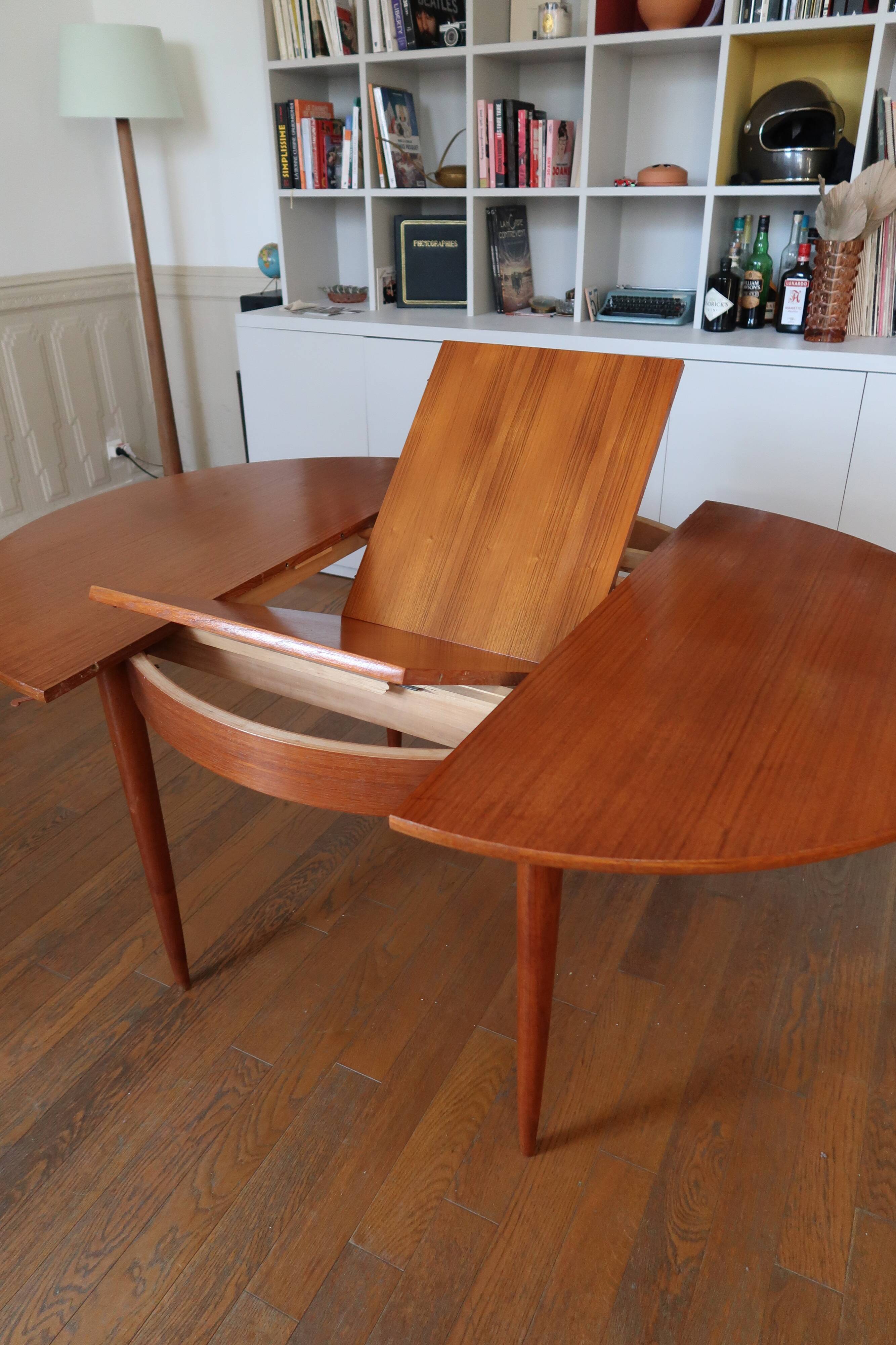 Expandable Scandinavian roundtable