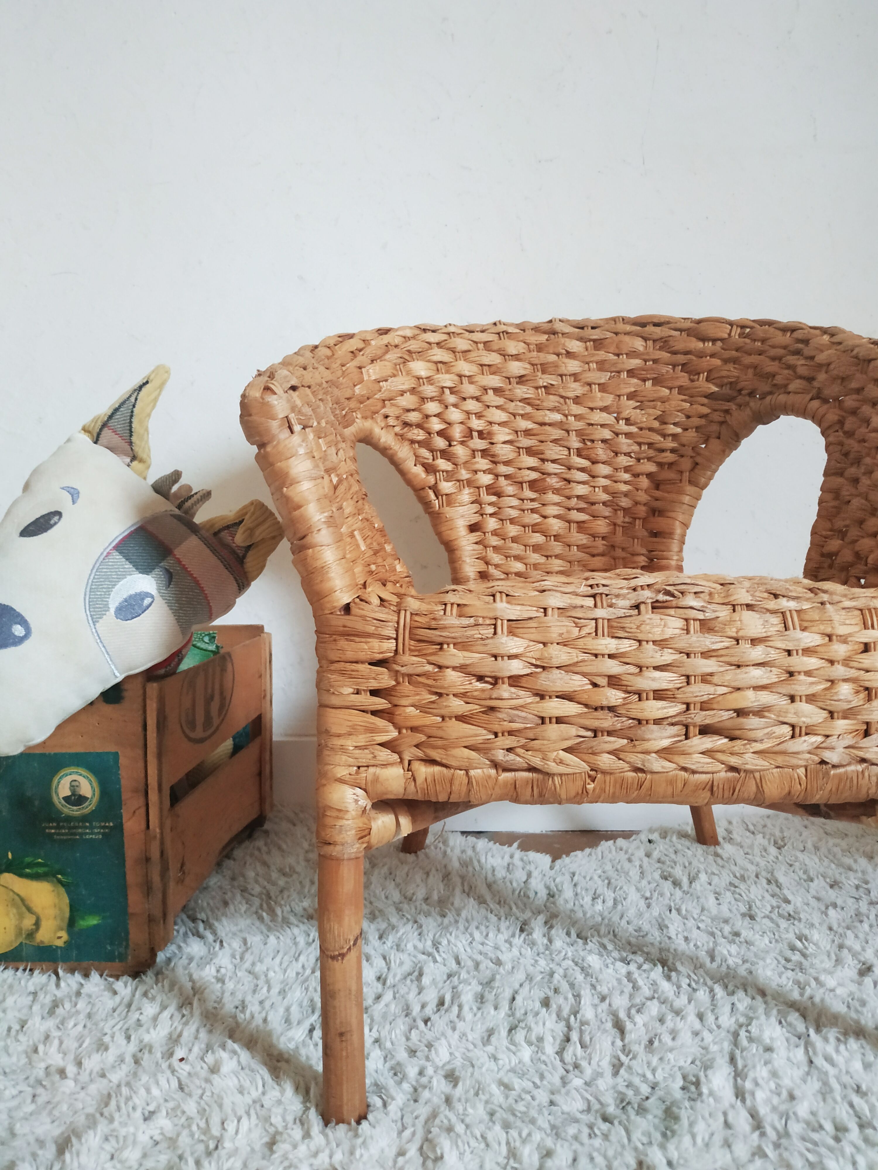 Children's chair in natural fibers