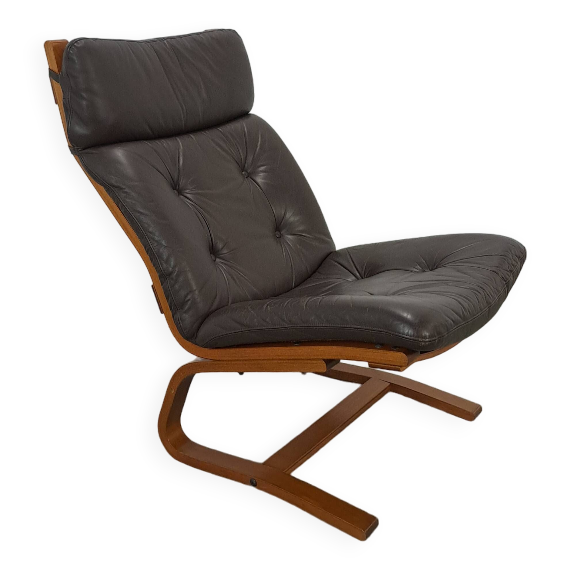 Bruin leren fauteuil met houten onderstel