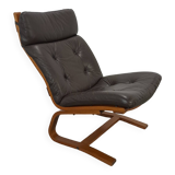 Bruin leren fauteuil met houten onderstel