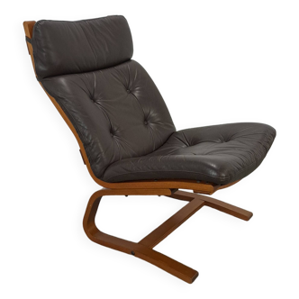 Bruin leren fauteuil met houten onderstel
