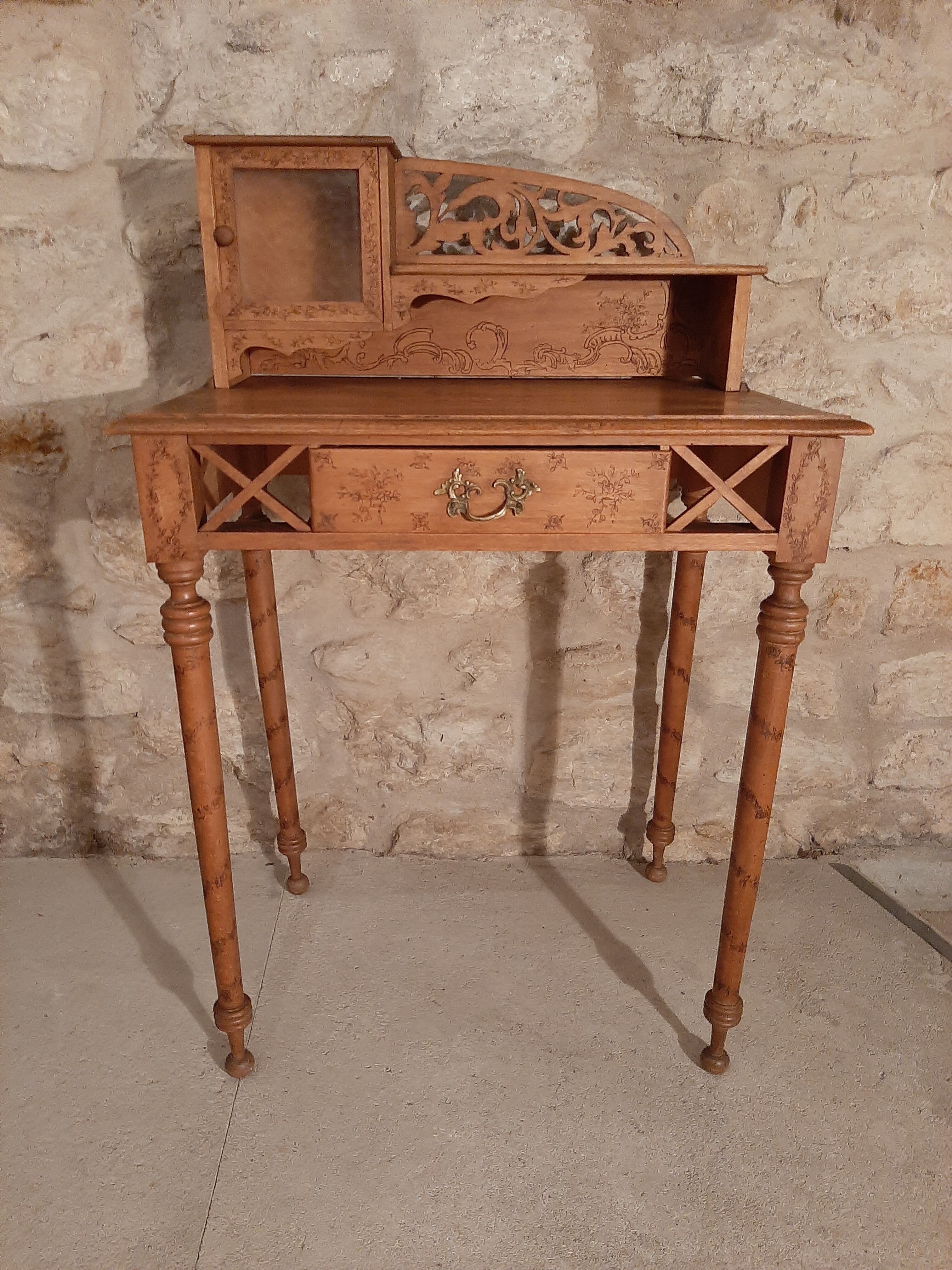 Small office early century has pyrograved décor