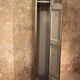 Ancien vestiaire d'usine 1 case sur pied design industriel