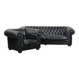 Ensemble composé d'un canapé chesterfield et d'un fauteuil en cuir de vache.