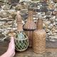 Bouteilles en verre et rotin, osier tressé
