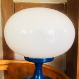 Lampe de table globe aplatie pied bleu metal vintage 80’