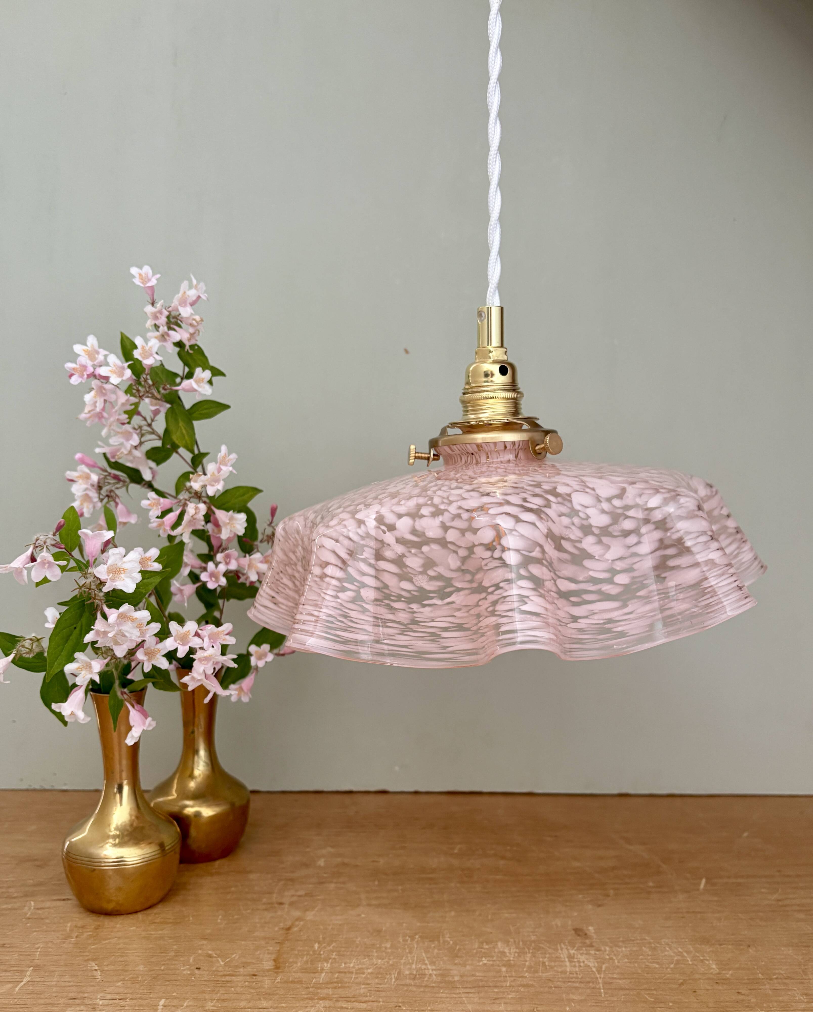 Suspension, abat-jour ancien en verre de Clichy rose