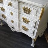 Commode blanche et dorée patinée