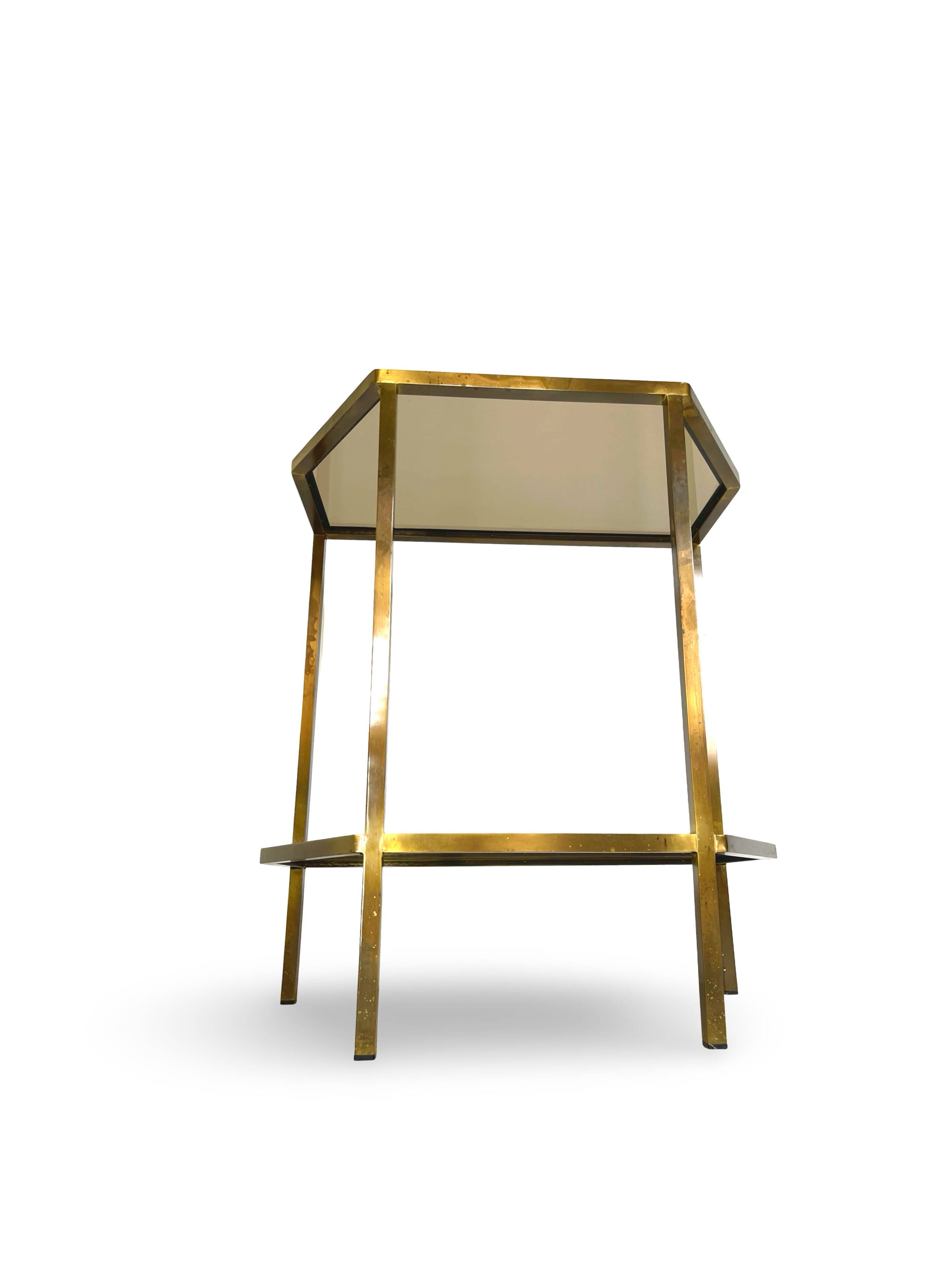 Table d'appoint italienne demi-hexagonale en laiton des années 1970.
