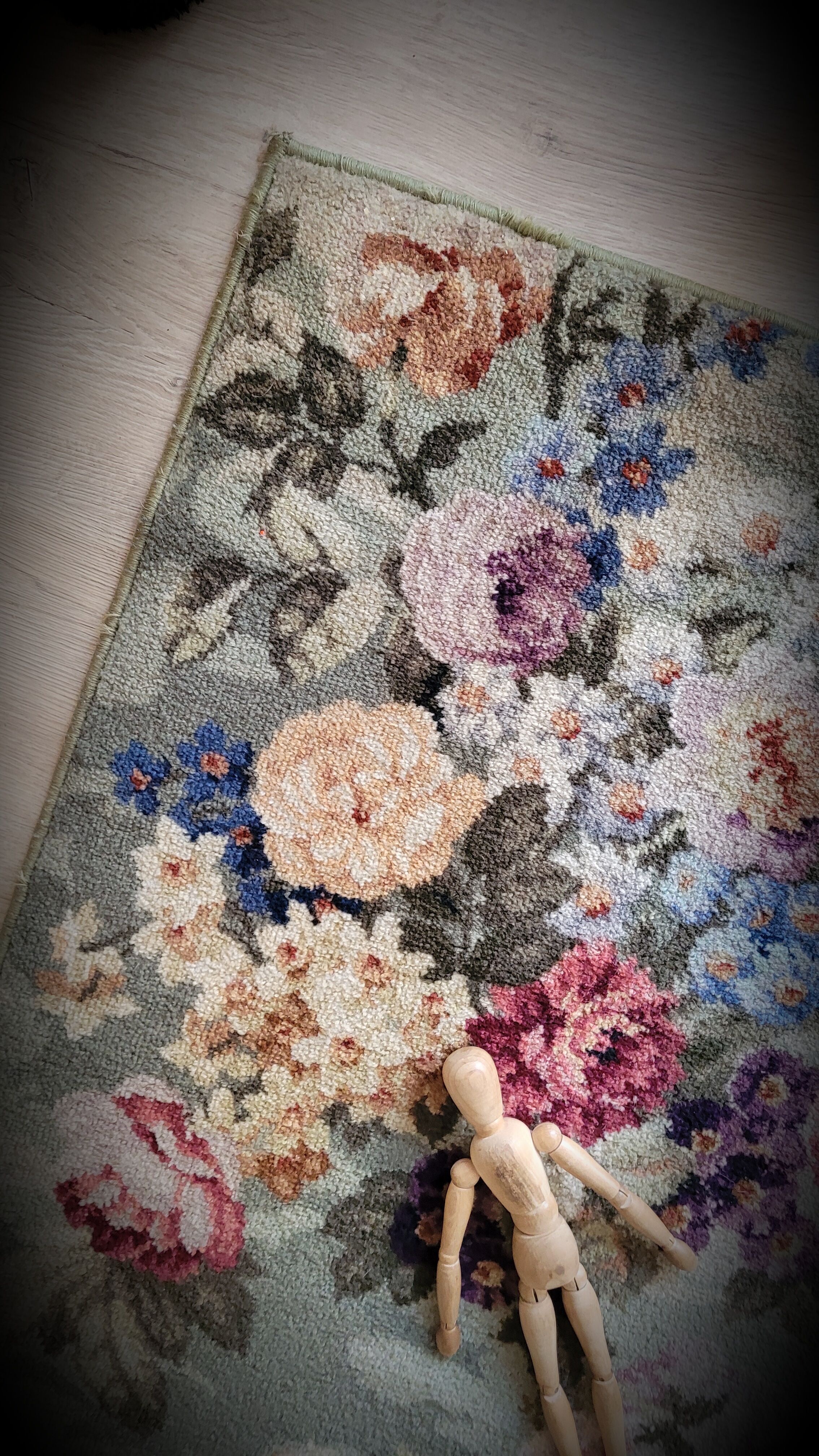 English carpet Axminster 69x118cm