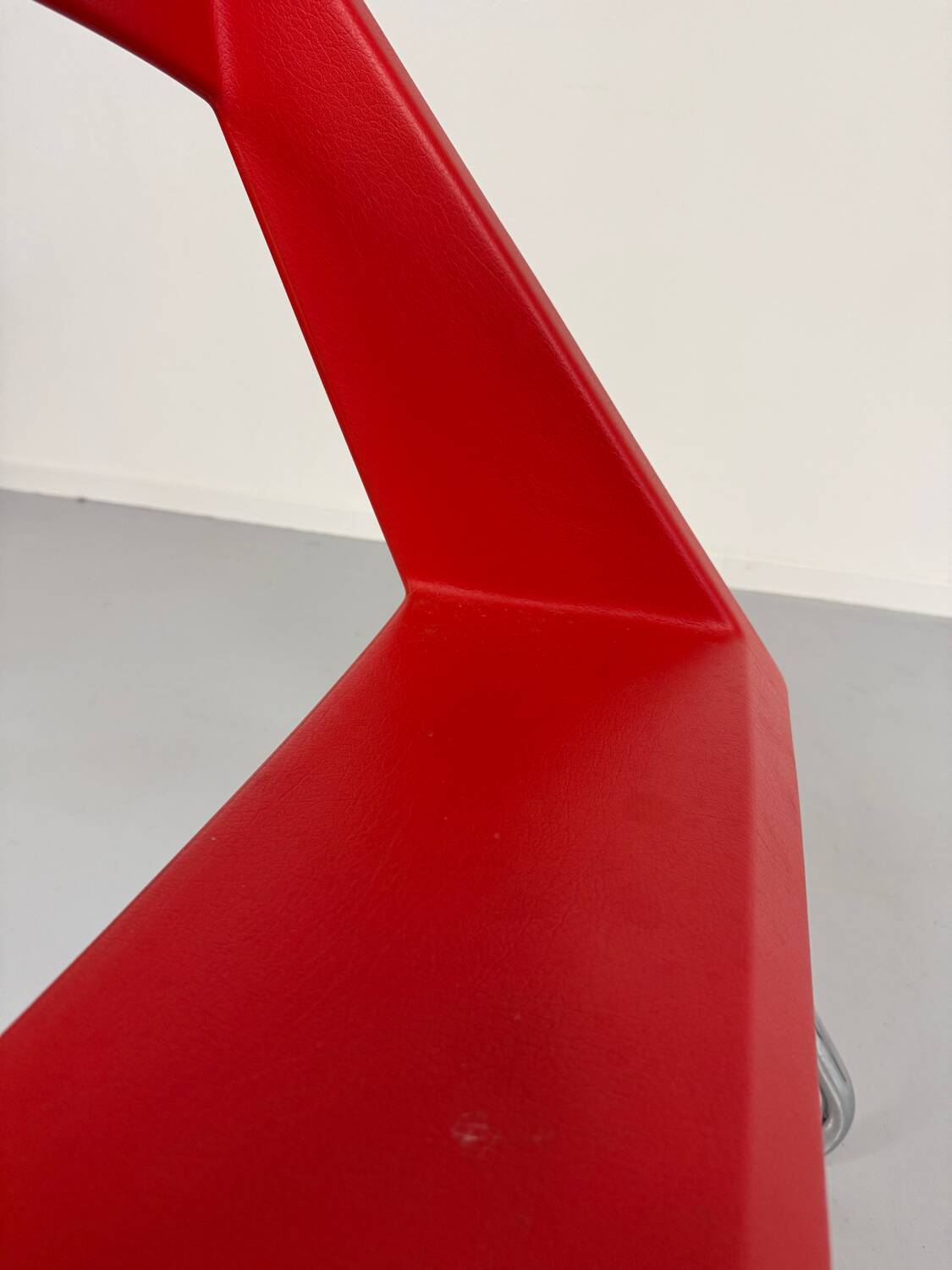 2 chaises tubulaire en simili rouge, années 80 en simili rouge