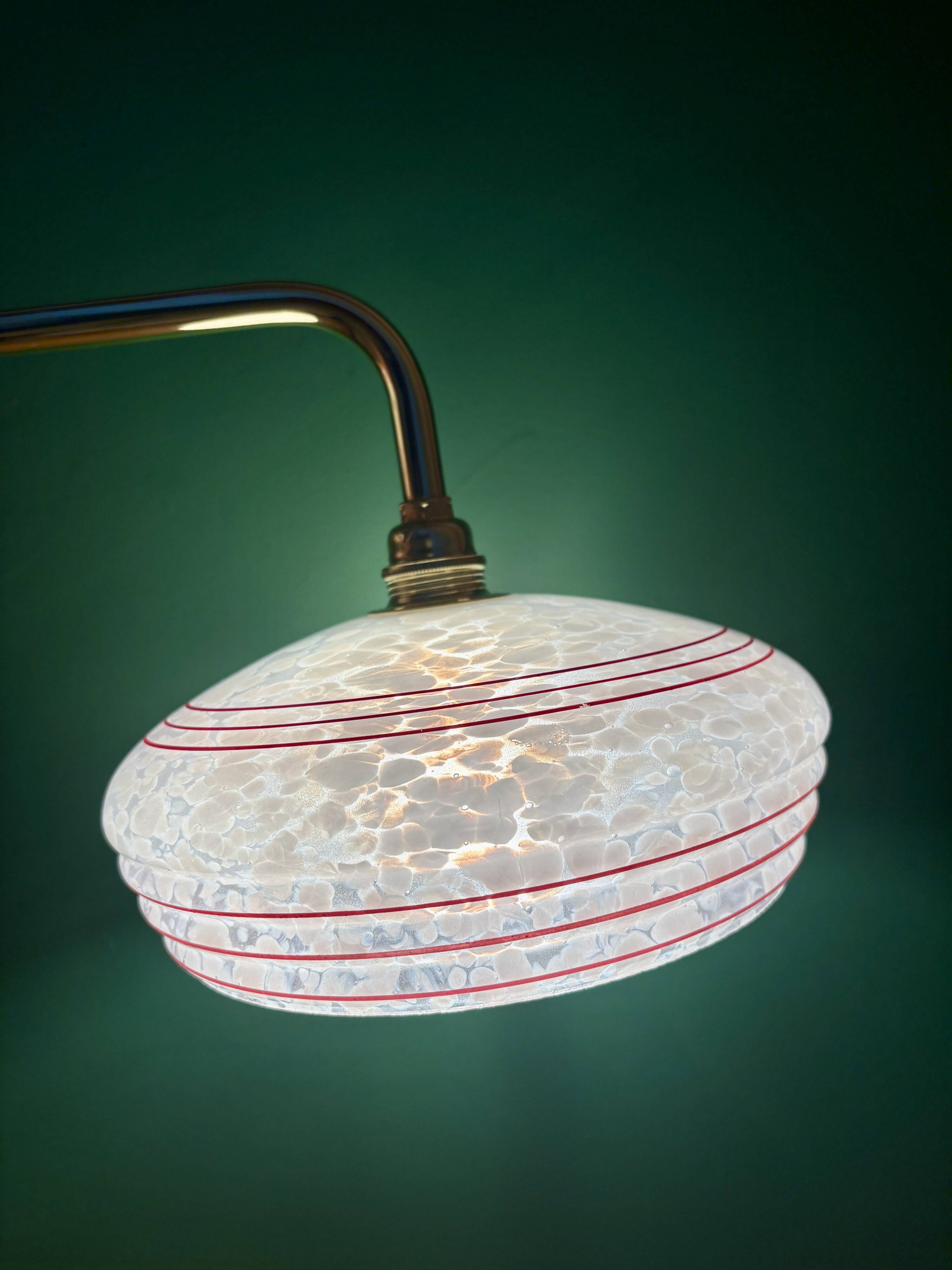 Applique coudée abat-jour vintage en verre de clichy blanc liserés rouges