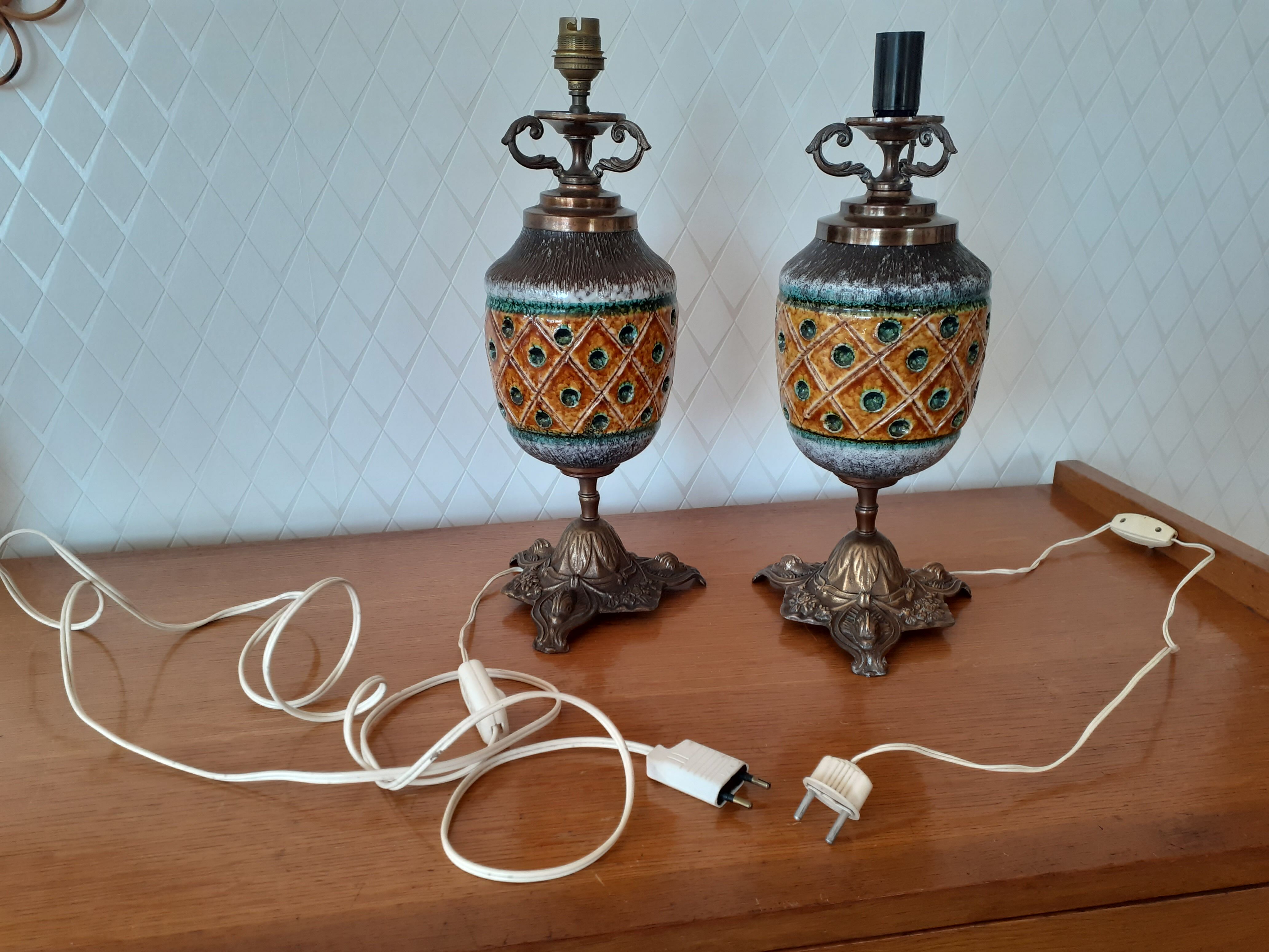 Pair of feet of vintage pineapple lamp