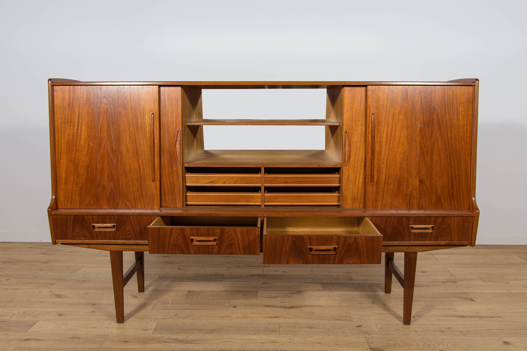 Buffet haut en teck de style moderne du milieu du siècle, fabriqué par Farso Mobelfabrik, Danemark.