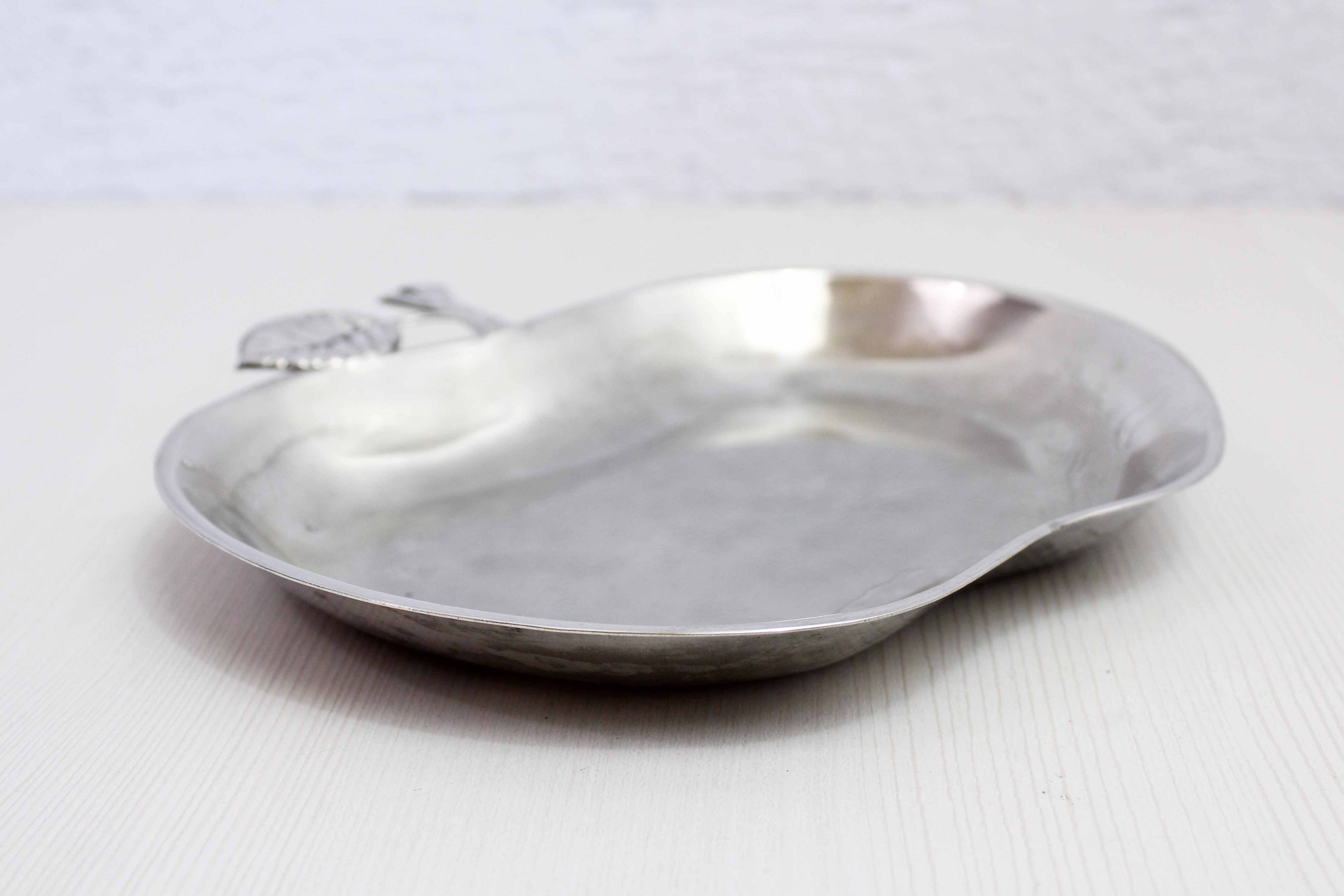 “Apple” cup or empty pocket