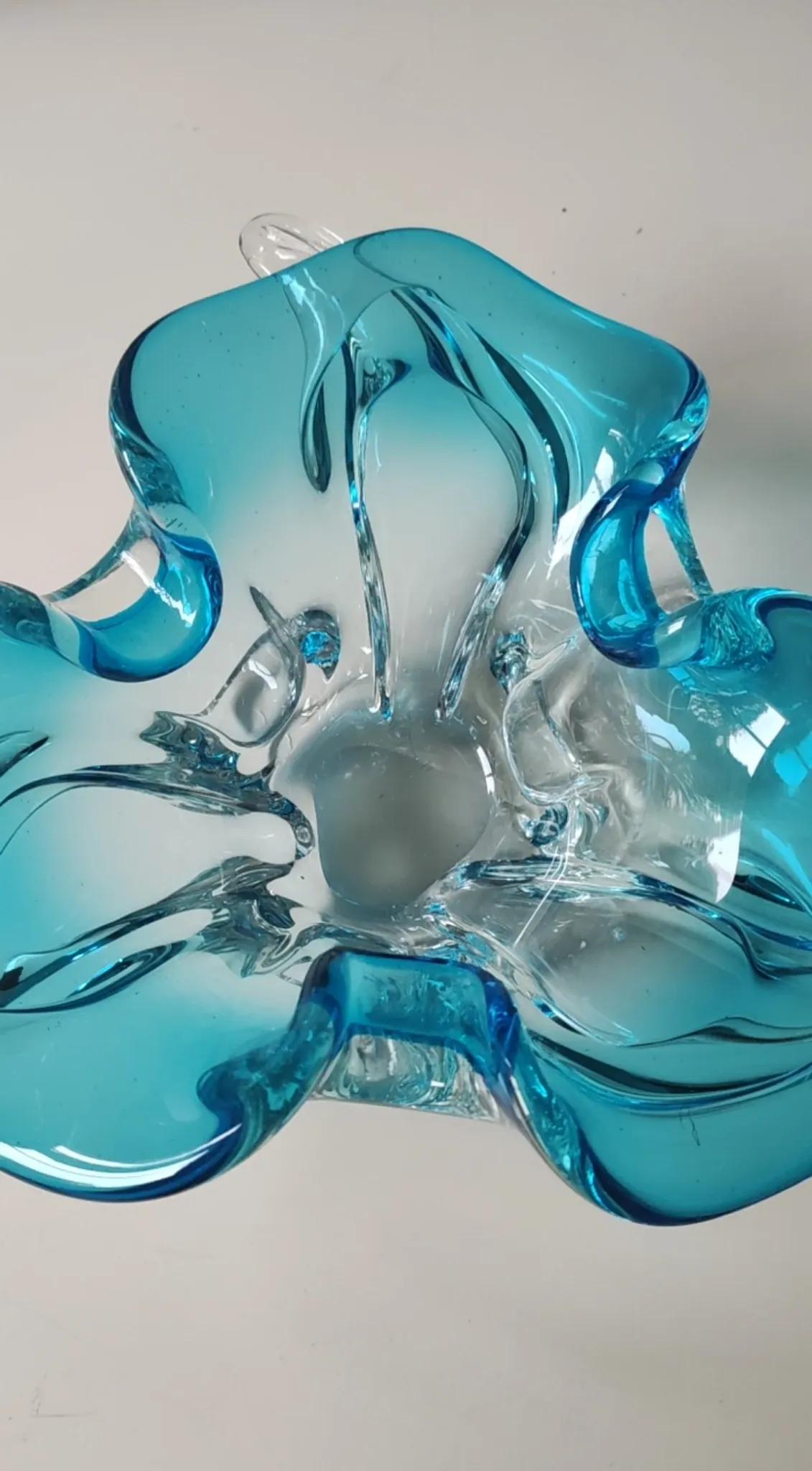 Large Vide Poche/Ashtray Murano. Made of blown art glass. Diameter 28 cm.