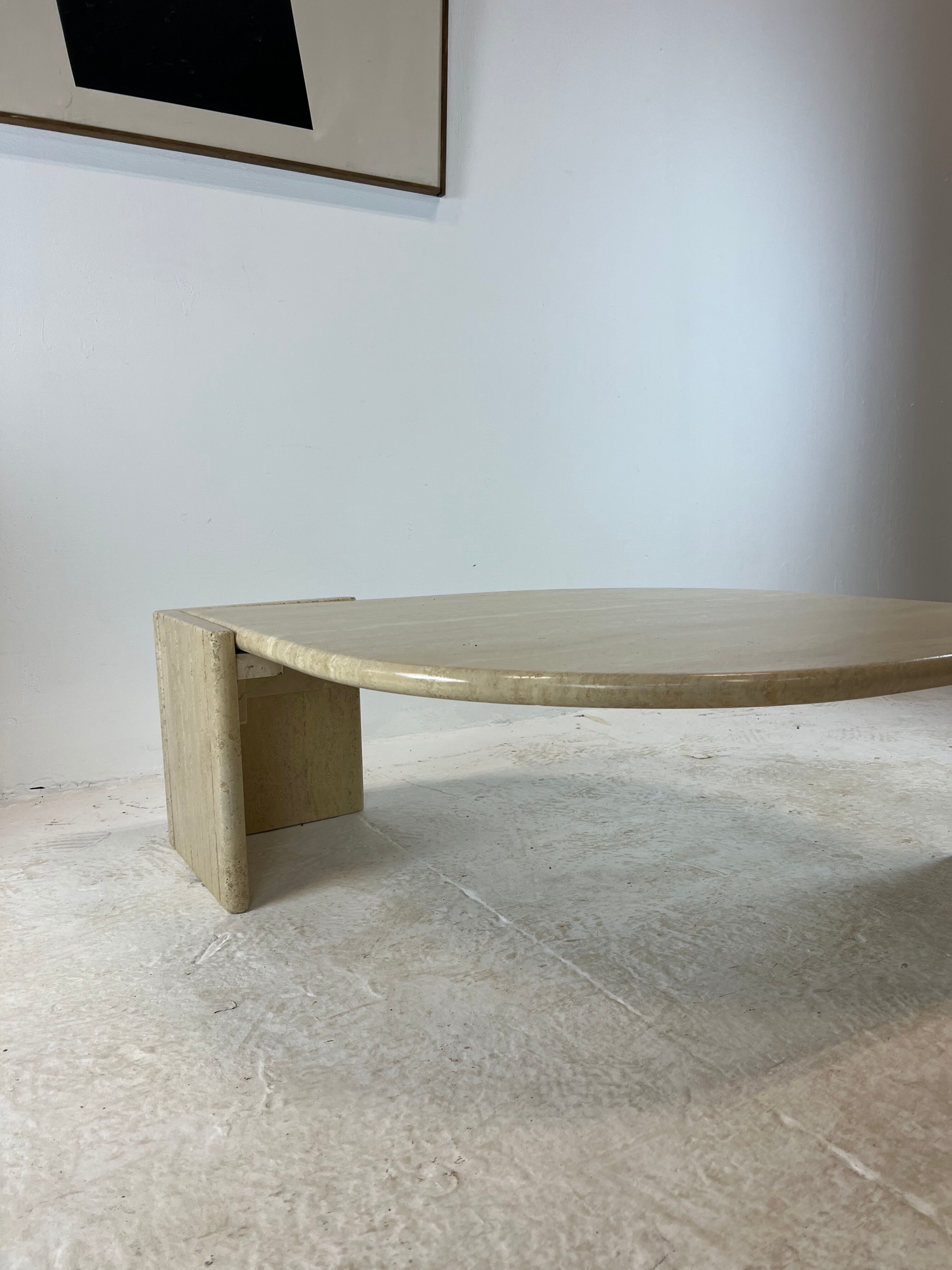 Coffee table Roche Bobois "eye" in travertine, 1970