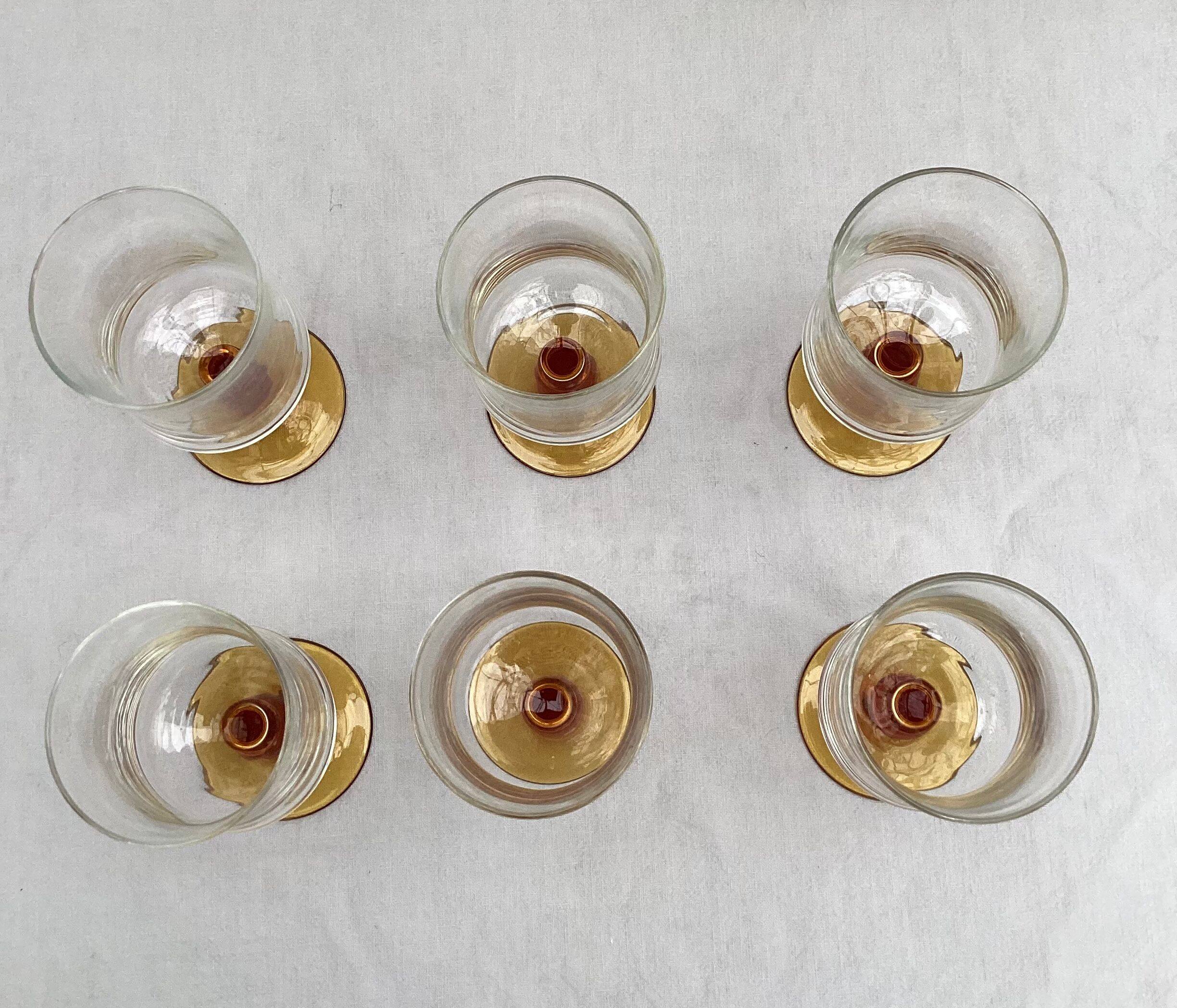 Lot de six verres à  pied estampillé France  dimension : hauteur -14cm- diamètre -7cm-