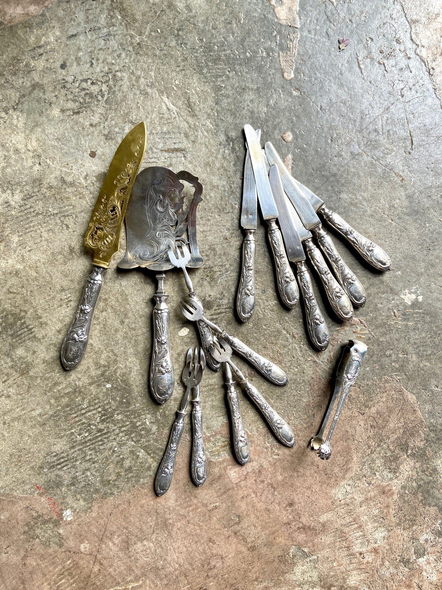 5 TG silver monogrammed dessert knives by Félix Malique, late nineteenth century