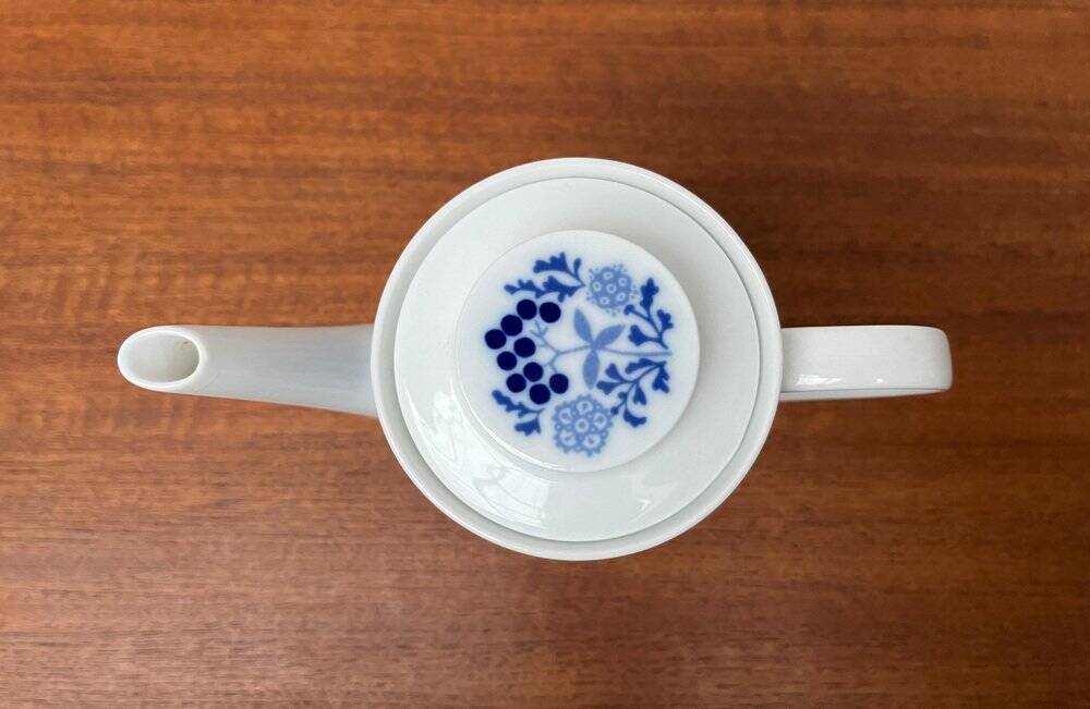 Teapot or coffee pot in German ceramic from the mid-century, Hamburg Form 20 series decor Blumenspiel by Lieselotte Kantner for Melitta, 1960s.