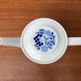 Teapot or coffee pot in German ceramic from the mid-century, Hamburg Form 20 series decor Blumenspiel by Lieselotte Kantner for Melitta, 1960s.