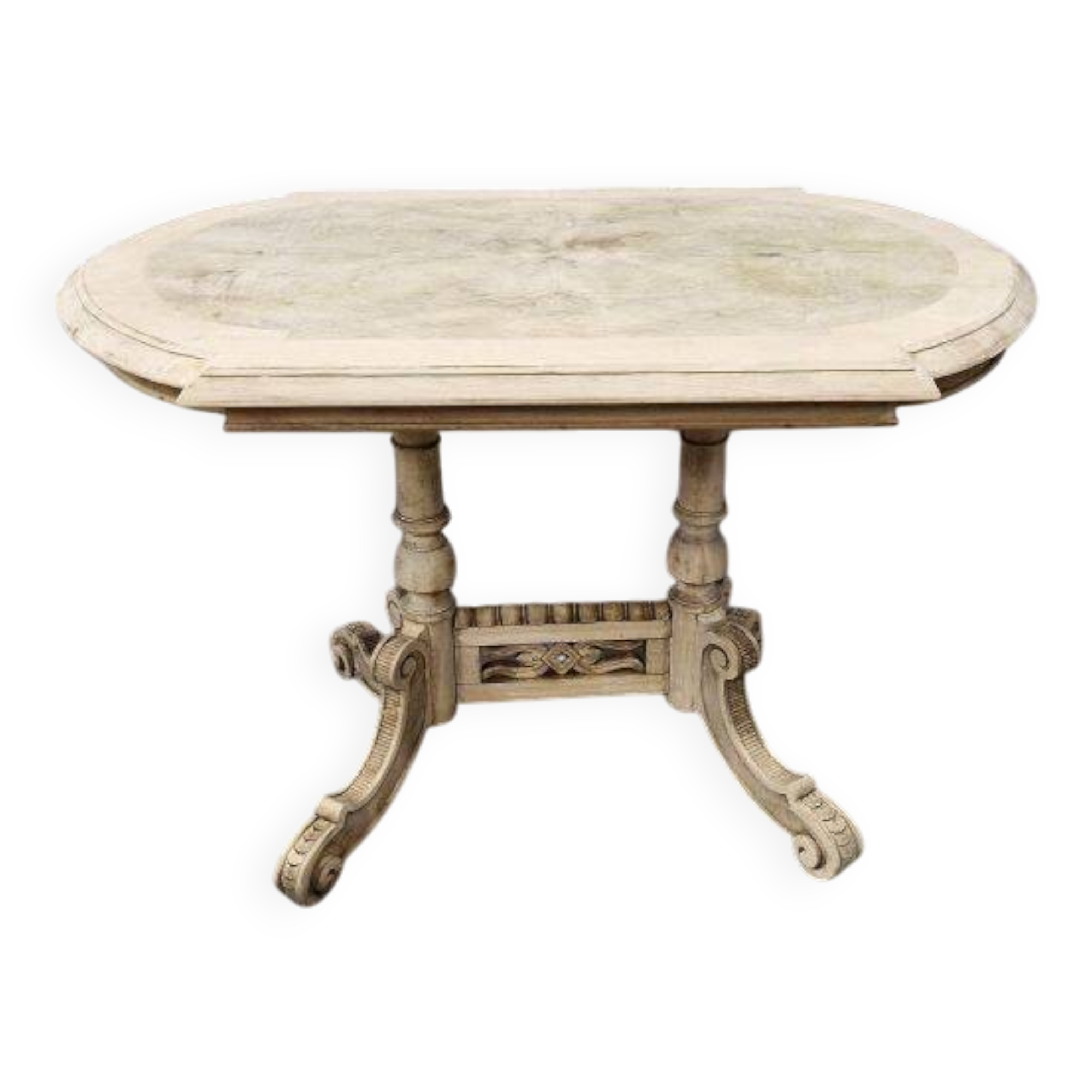 Very beautiful eclectic table.