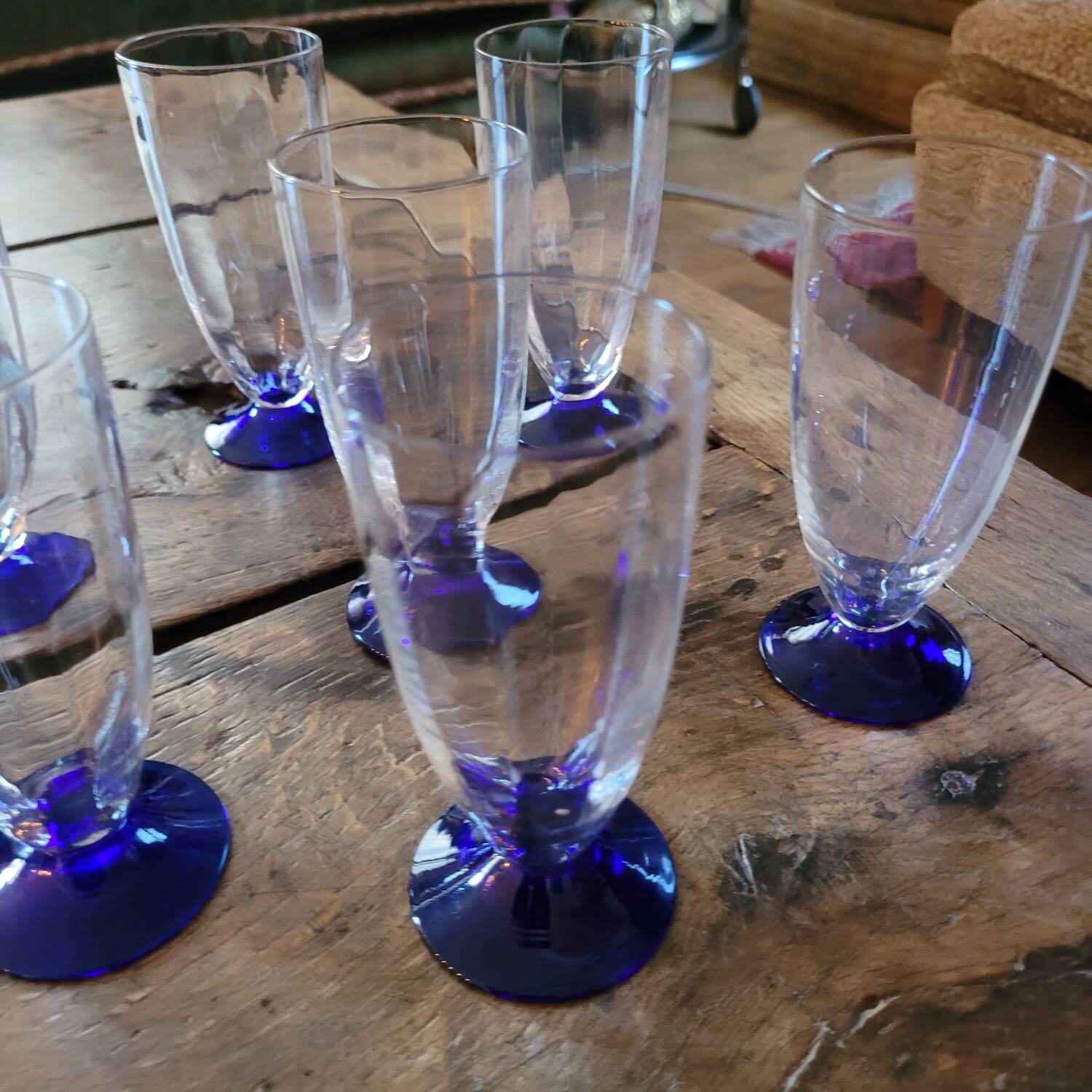 7 flûtes à champagne facettées – pied bleu cobalt – années 70