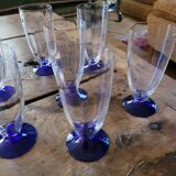7 flûtes à champagne facettées – pied bleu cobalt – années 70
