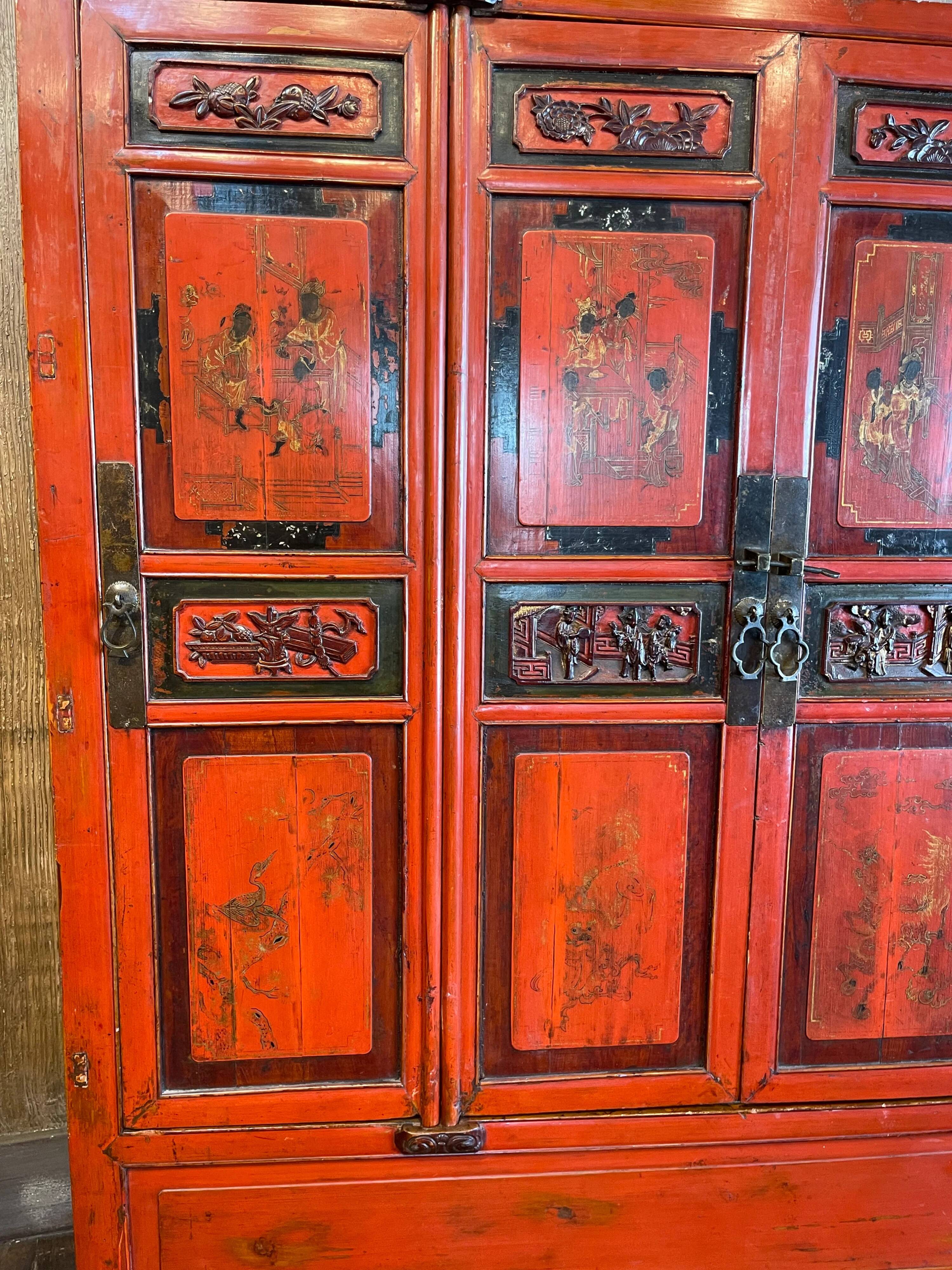 Armoire chinoise présentant des scènes de vie polychromes