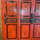 Armoire chinoise présentant des scènes de vie polychromes