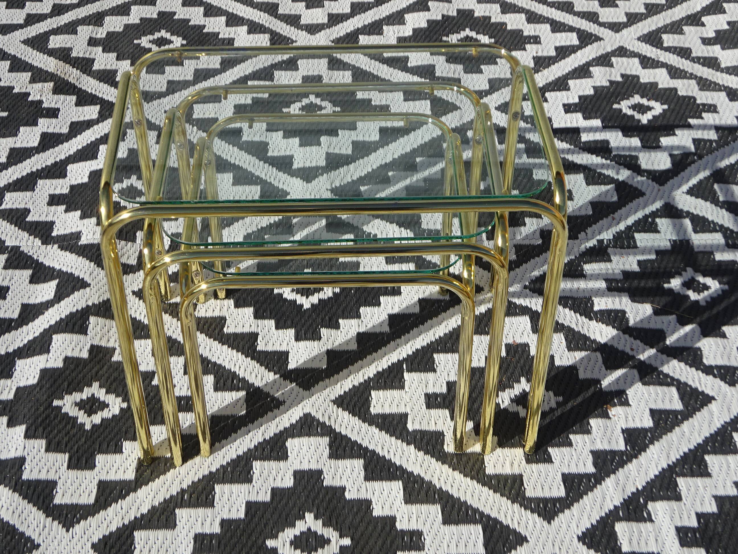 Nested table in gold metal and glass