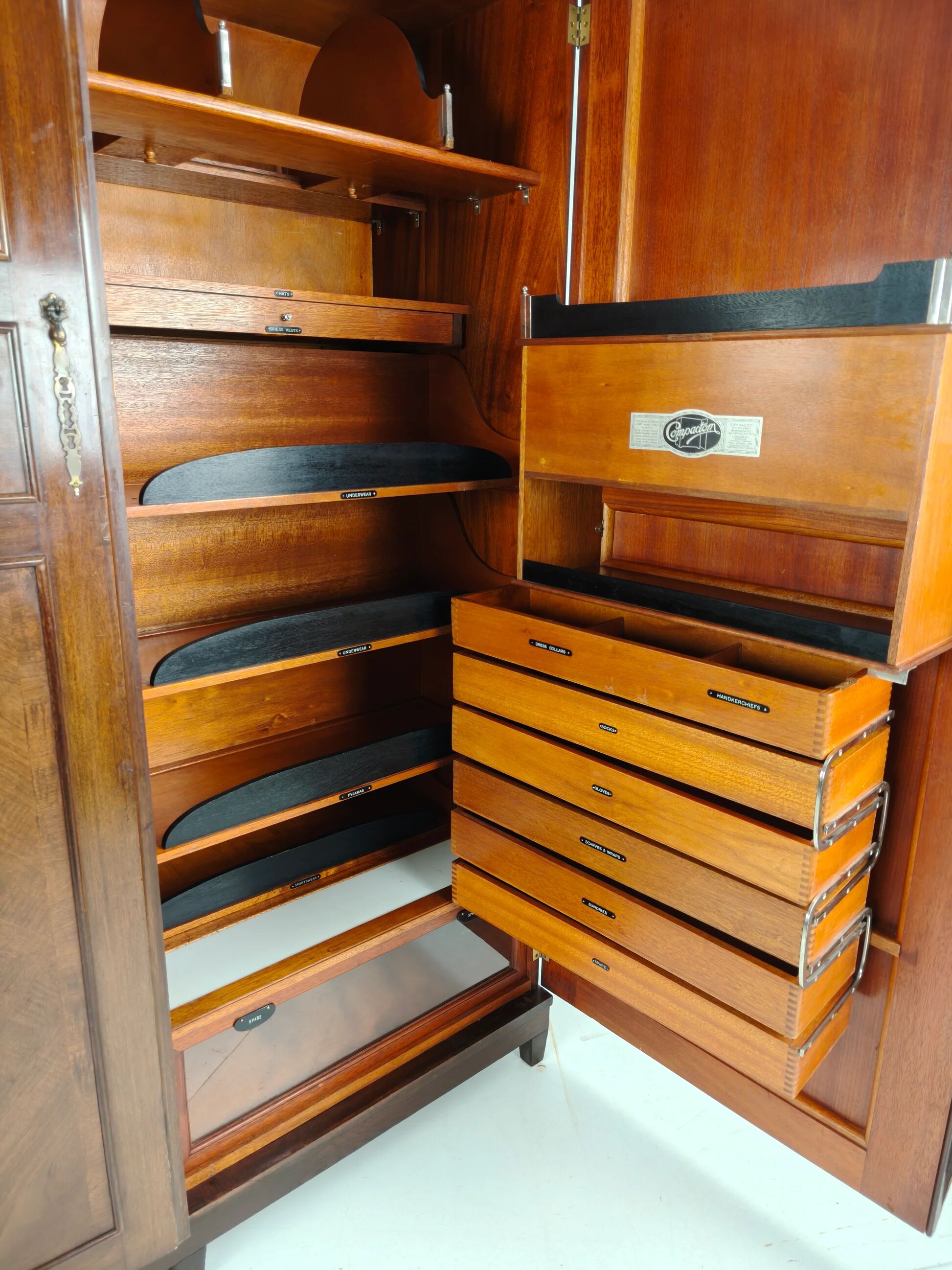 Belle garde-robe pour homme Art déco anglais des années 1920 Compactom Ltd