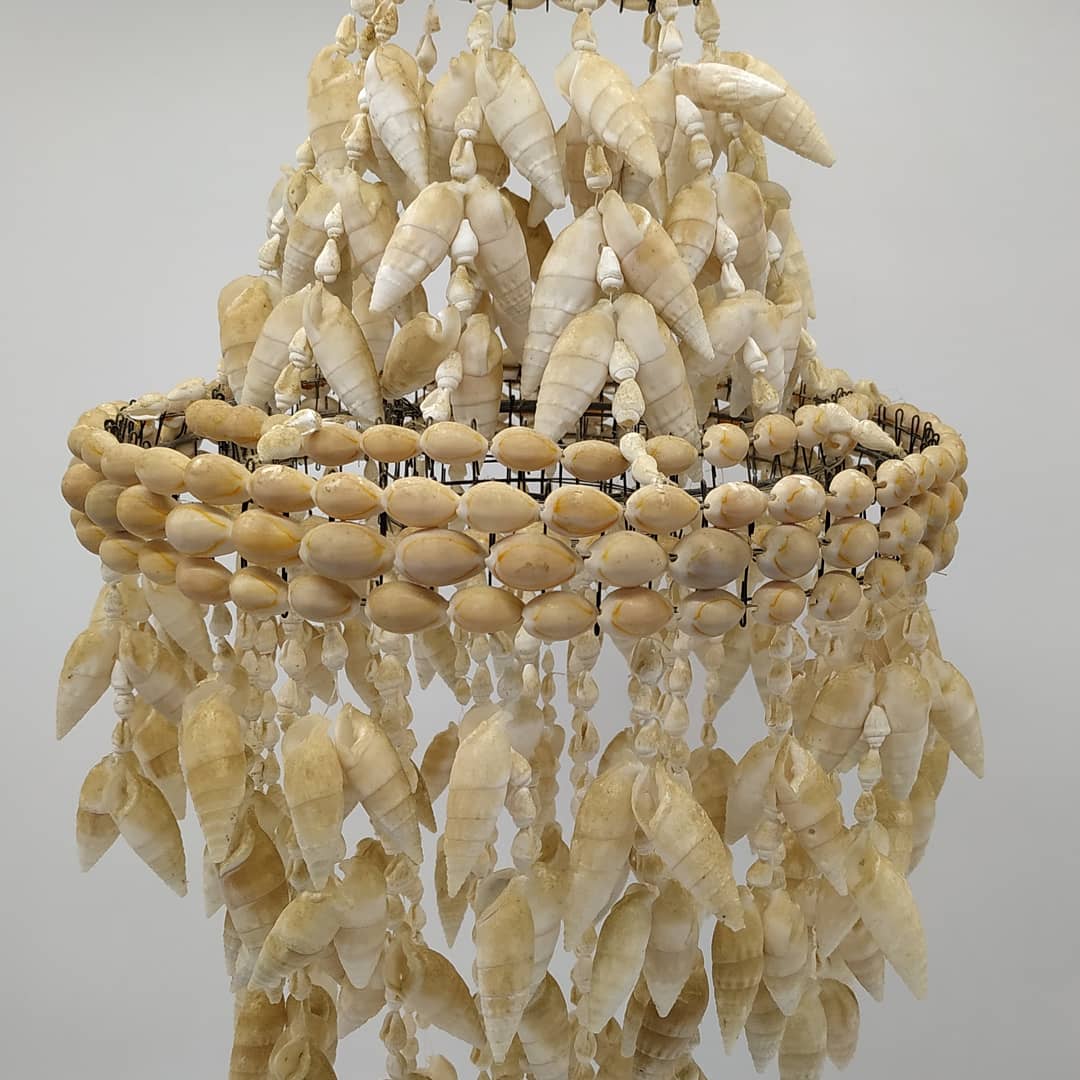 Suspension vintage cowries shells