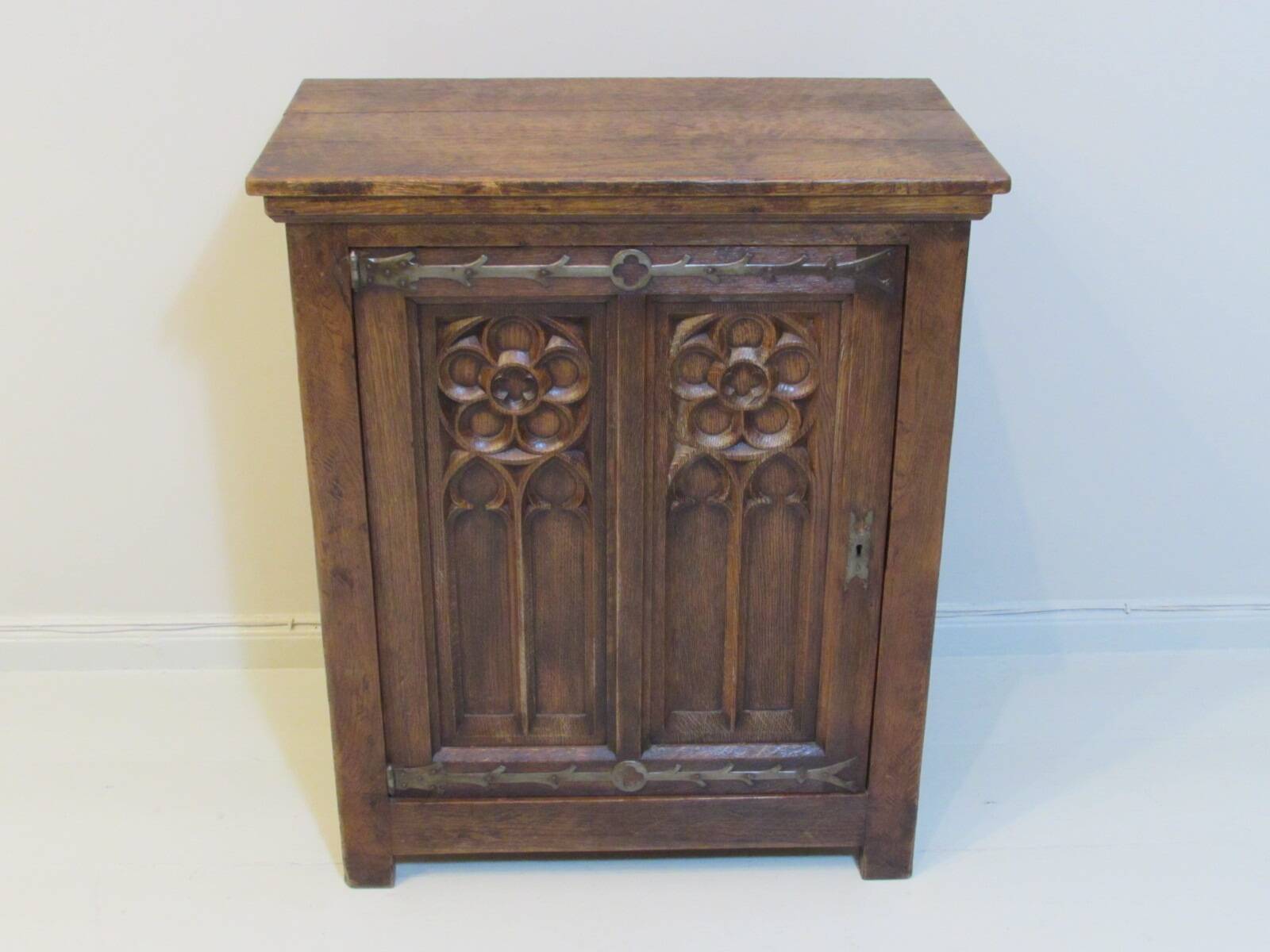 Antiqie Gothic carved oak cabinet, 1860