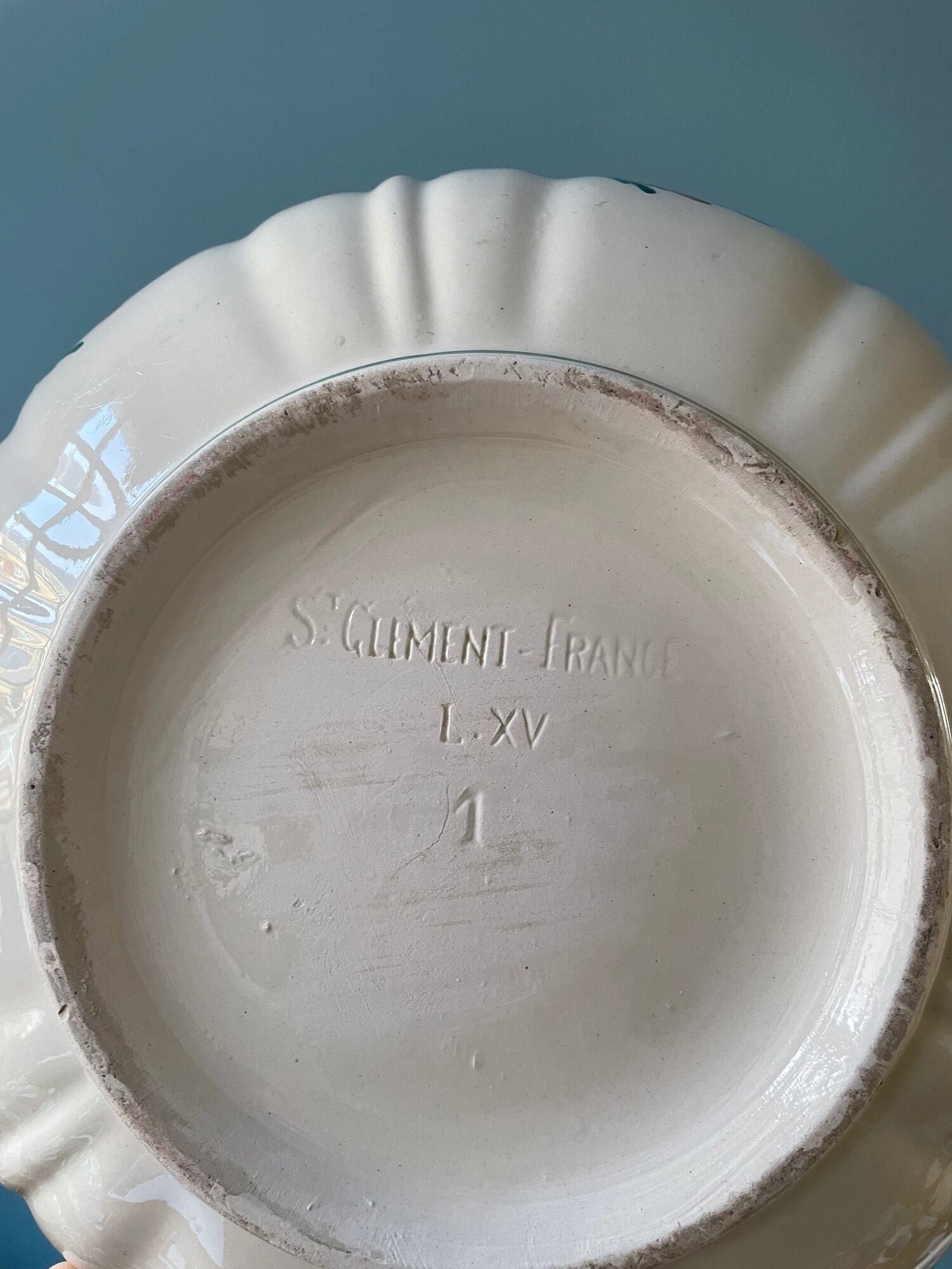 Lot de 2 plats ronds et d’1 saladier en faïence St Clément peints à la main