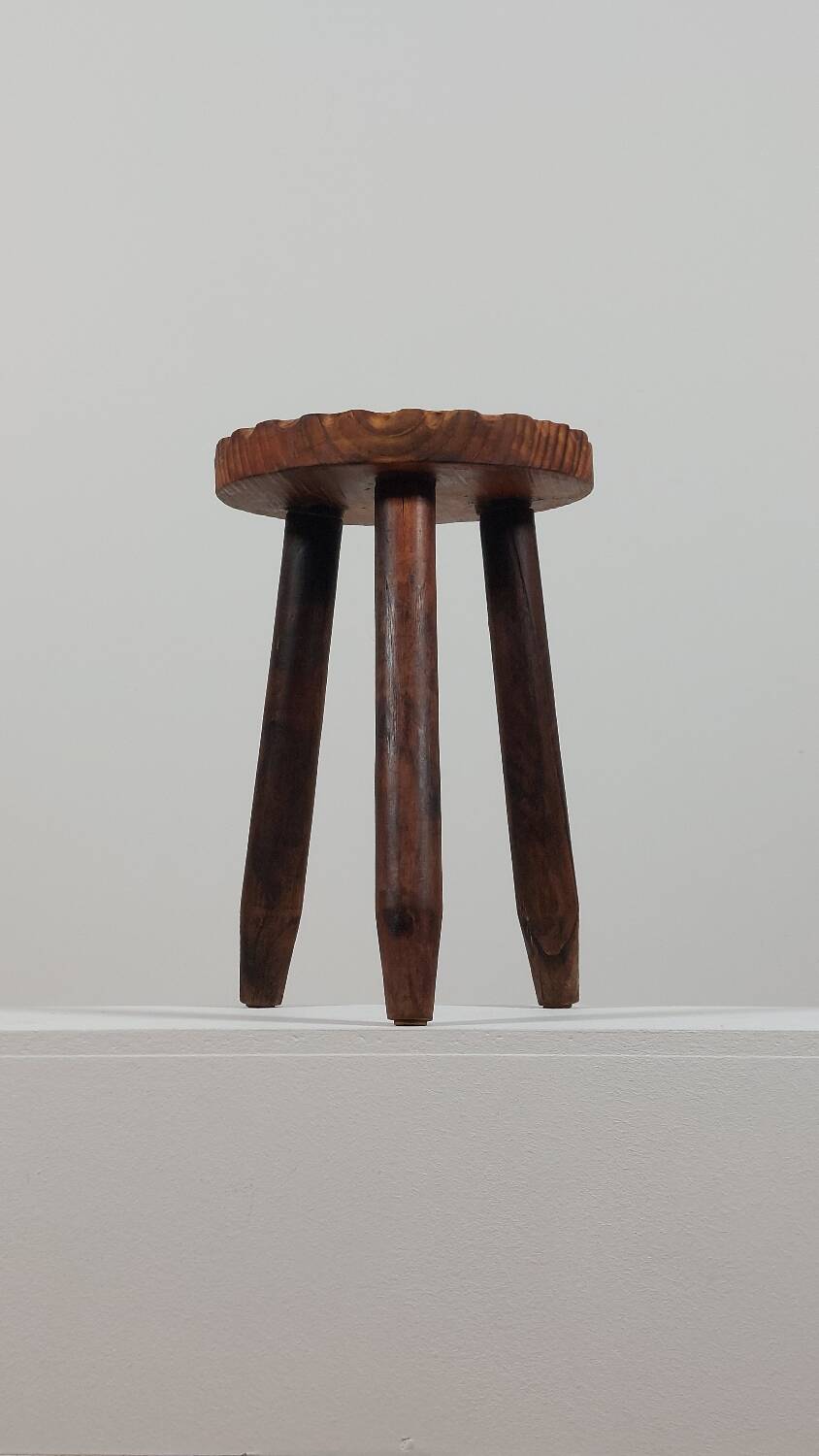 Tabouret de lait vintage à trois pieds en bois de style brutaliste avec décor sculpté