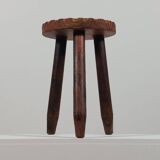 Tabouret de lait vintage à trois pieds en bois de style brutaliste avec décor sculpté