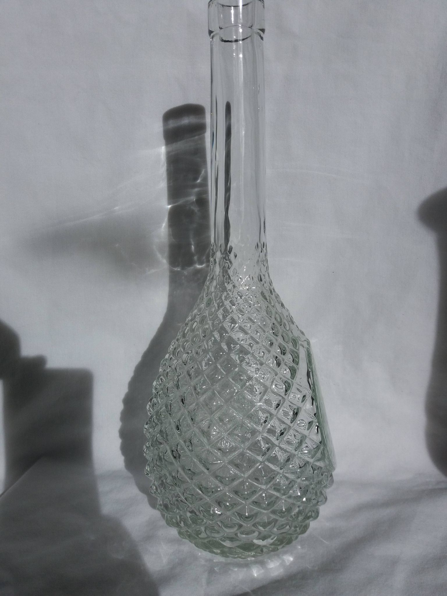 Carafe bouteille en verre décor pointe de diamant ananas