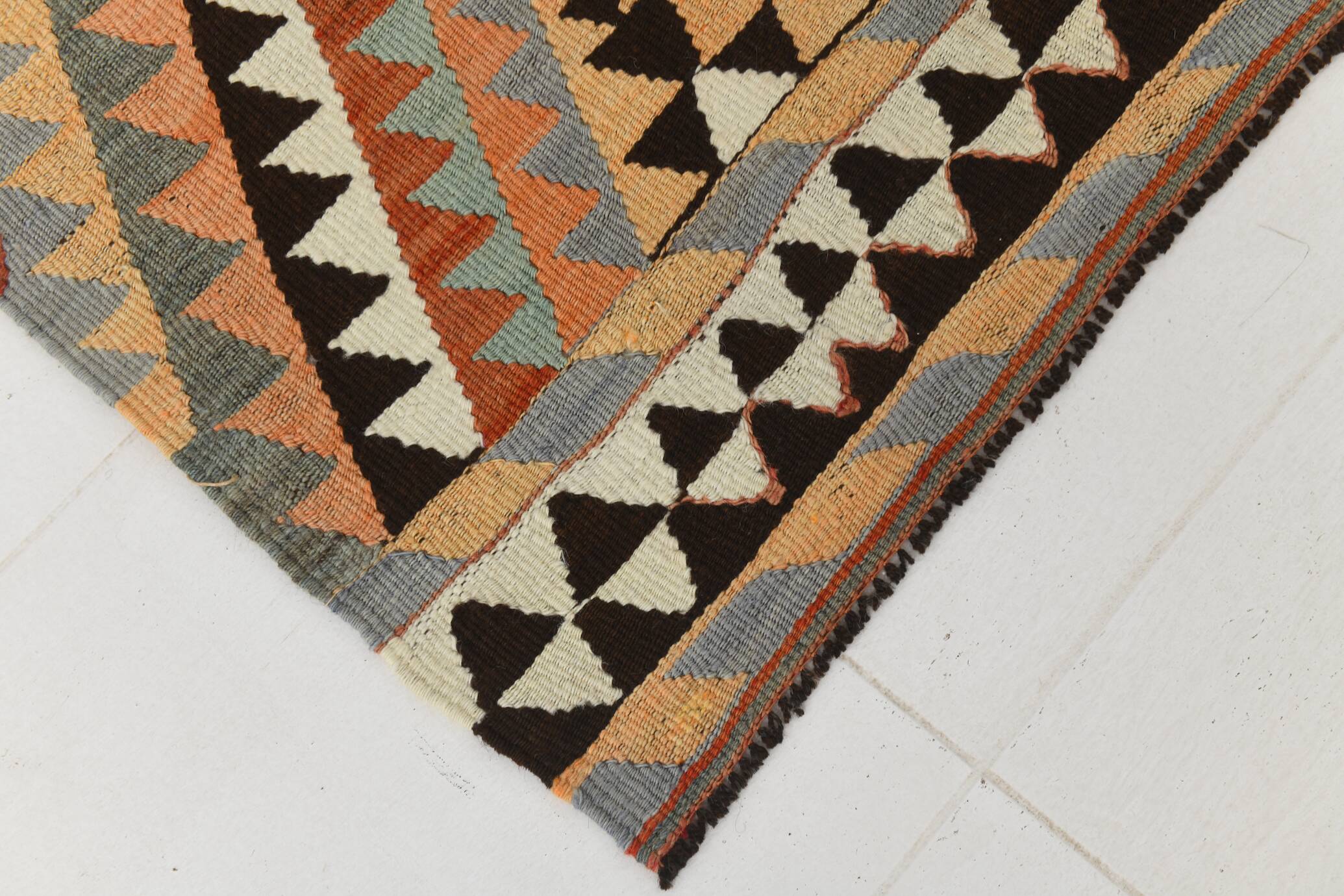 Grand kilim vintage motifs géométriques, tons terre et bleu pastel