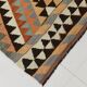 Grand kilim vintage motifs géométriques, tons terre et bleu pastel