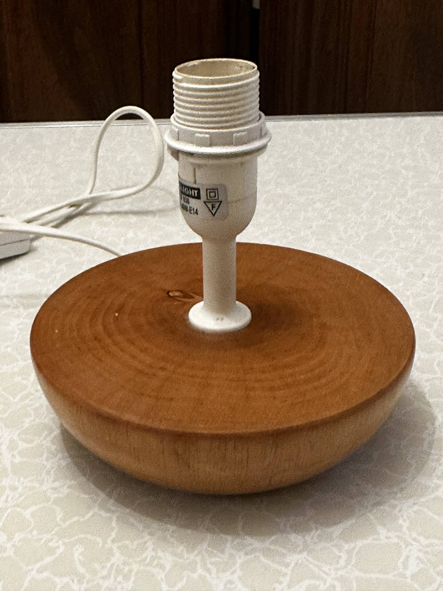 Petite lampe de table en bois massif tourné – années 80