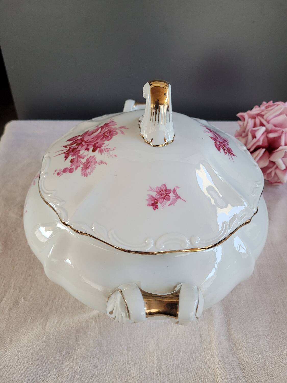 Soup tureen, gravy boat and serving dishes