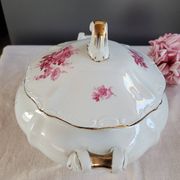 Soup tureen, sauce boat and serving dishes