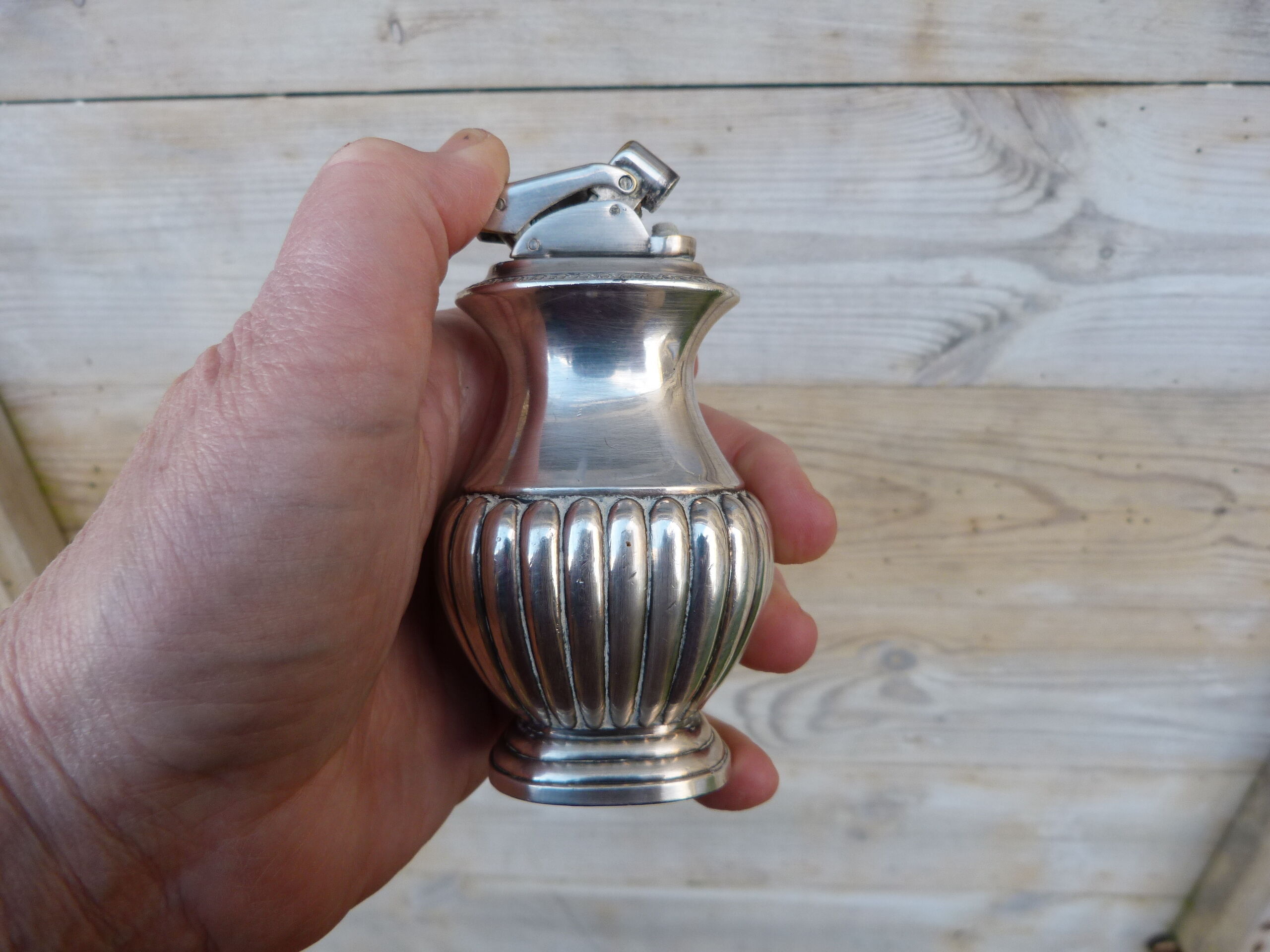 Berney Thada table lighter oil lighter