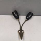 Applique ancienne avec abat-jour en métal noir et bras courbés en laiton