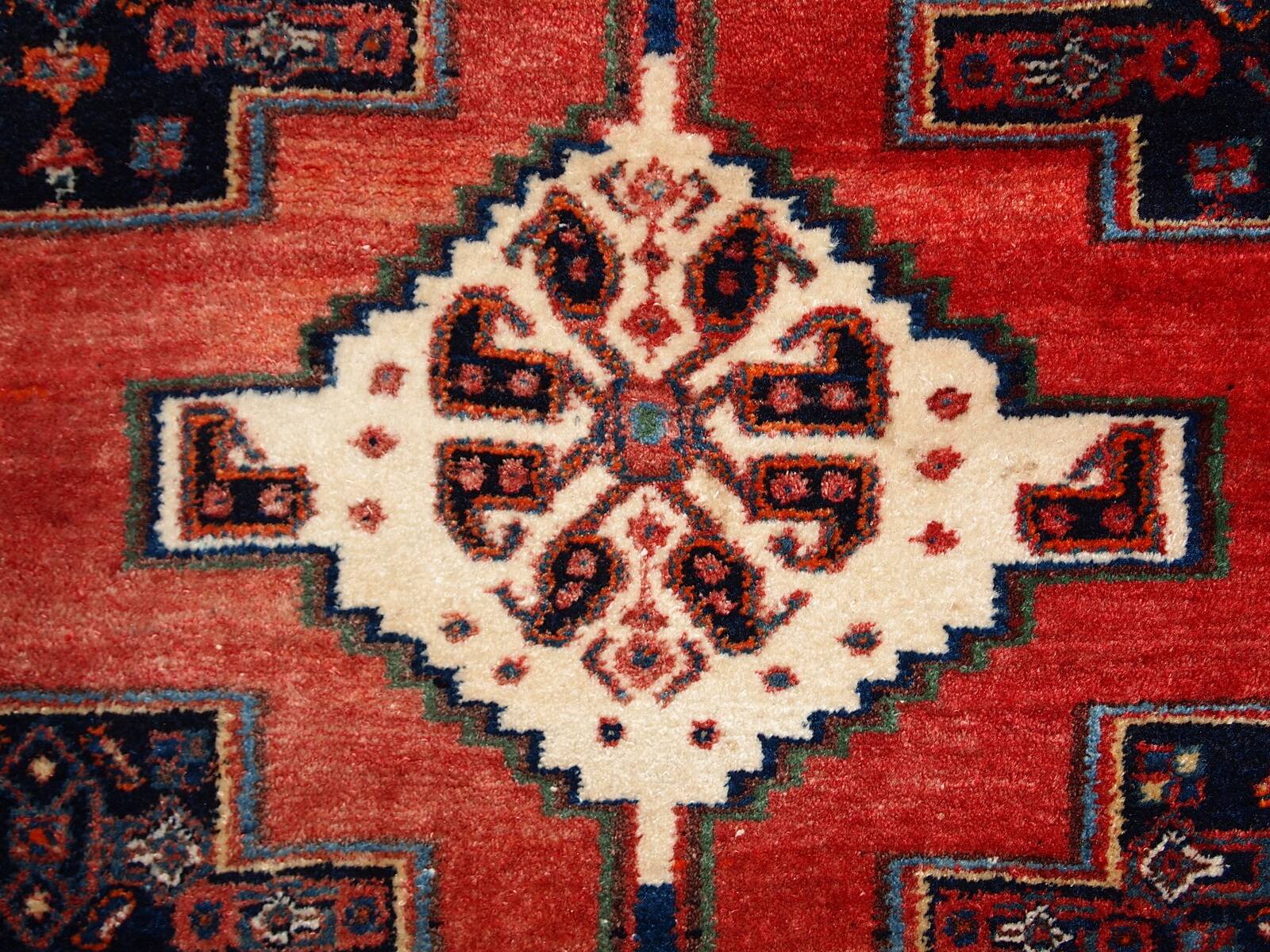 Tapis Senneh Vintage du Moyen-Orient, Années 1960, Élégance et Authenticité